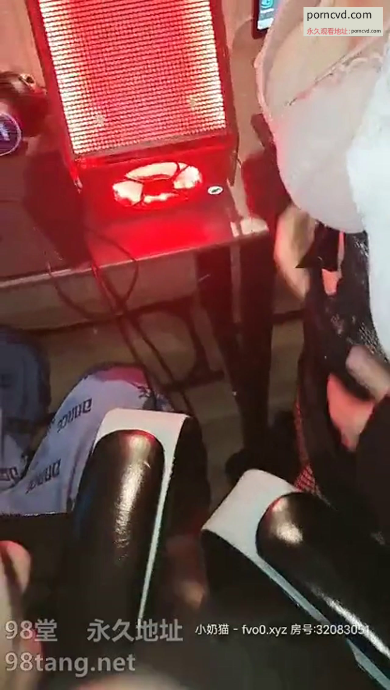 穿著情趣裝絲襪誘惑網吧電腦桌前玩3P啊口交兩個大雞巴前後抽插