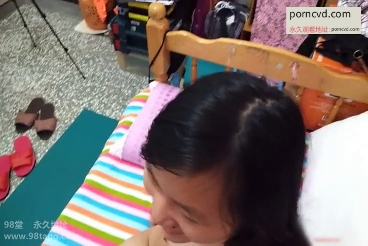 出租屋內剛出來打工的一對小情侶啪啪自拍妹子還很青澀的樣子沒有什麼性經驗