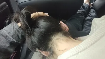 騷婦情人車內口爆，來電話以為老公，對話刺激