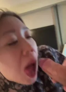 風韻猶存的人妻吃大雞