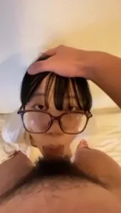 超美眼鏡嫩妹情侶私拍_被大屌男友馴化調教