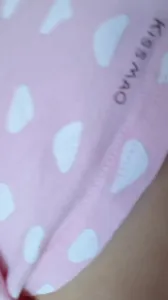 小騷貨在小姨子身邊瘋狂女上位，交合處清晰可見，嫩逼誘人，身材爆表。