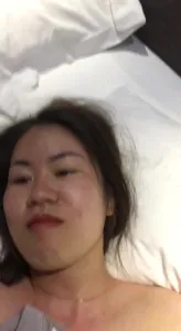 假裝矜持的韻味少婦被操的欲罷不能，渾身通紅，看來是高潮了！