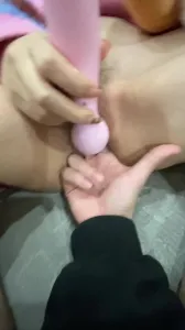 掰開那兩瓣粉嫩嫩的陰唇插入進去