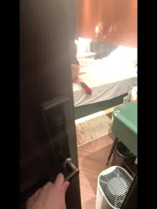 真實約拍極品白虎少婦酒店高跟中出