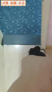 酒店開門直接趴門口操對面人還在屋裡聊天
