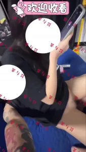 母狗和舔狗打電話一邊被操全程對話緊張刺激