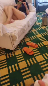 給前臺小姐姐玩小玩具