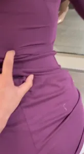 紫色上衣的少婦