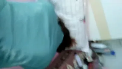 偷情良家人妻，她娃在隔壁玩手機
