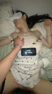 操睡夢中的00年黑絲小母狗，原創申請加精