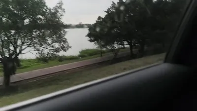 外面在打雷，我在車裡打炮