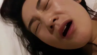“再快點，我馬上要來了”反差女友的真實高潮表情淫蕩