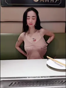 國企人妻露出吃飯前要先吃雞巴