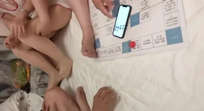 漲見識了！單男們和老婆玩自走棋玩遊戲，搖到什麼和老婆做什麼動作，刺激