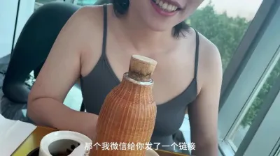 第一次約女網友出來見面沒想到她居然給我一個驚喜和我玩遊戲