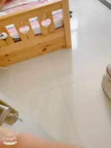 阿姨調戲正在打遊戲的小夥子