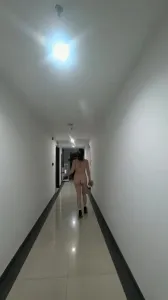 鄰居門口，噴完就跑