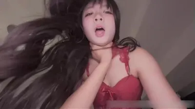 這樣的逼你能撐多久！蝴蝶花瓣夾雜著幾根陰毛，再有一些拉絲，龜頭很容易