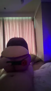 紫色絲襪的騷少婦