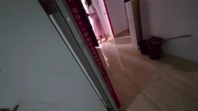 膽子太大了！老公還在家裡就敢把少婦約出來，還騙老公出去取快遞
