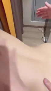 撕開漁網內衣，最後射在乳房上，還舔一舔