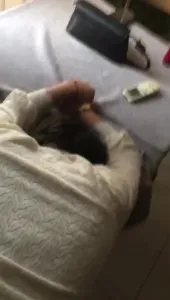 射裡面吧 騷逼衣服都沒脫就被按在桌子上內射