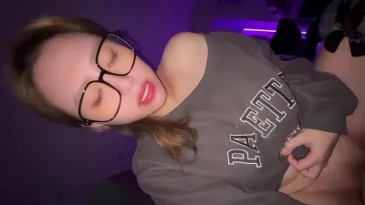 超愛大屌的體育生女友，在外約男友球隊的隊員，口爆大屌無套內射白虎騷逼