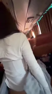 人妻忍不住直接在大巴車後排直接插入
