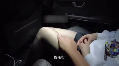 【一小時鉅獻】綠帽奴親手把老婆送給單男3p，單男特意驅車接老婆去酒店