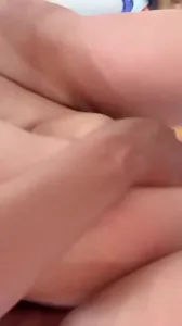 3P騷妻被單男抱起來操