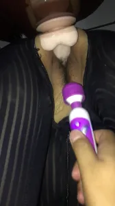 一線天騷屄同時體驗假雞巴和震動棒