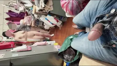 刺激！在服裝店當著裁縫阿姨的面和男友操逼 邊操還邊跟阿姨聊天