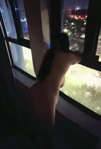 開窗操樓下車來人往