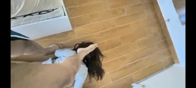 用腳踐踏母狗讓母狗高潮（1）