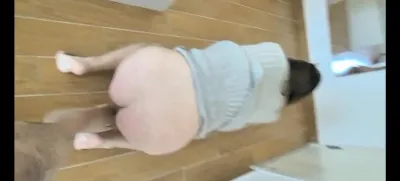 用腳踐踏母狗讓母狗高潮（2）