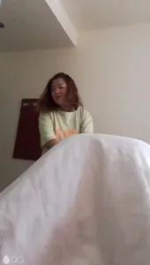 同小區留守少婦 送娃回來偷情