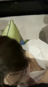 露臉騷母狗揹著男友出來和男友兄弟玩3p還內射。