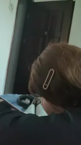 小迷妹玩手機一點都不耽誤吃幾把