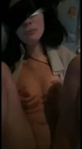 良家人妻長相強烈反差，對白真實刺激，揹著老公不要停求我操她