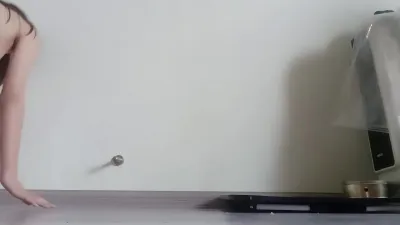 調教新的小母狗全裸爬行