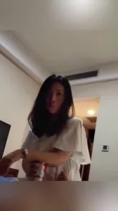 小嫂子露臉，嘴裡不要身體很誠實