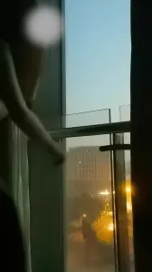 窗邊露出
