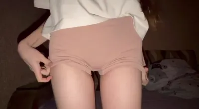 女朋友新買的內褲來找我炫耀？那不就是想挨操了嗎，必須狠狠幹她