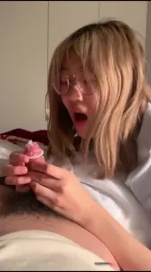 綠帽將調教好的母狗女友分享給兄弟一起玩3p操屁眼，露臉。