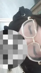 眼鏡騷母狗的口交自拍流出