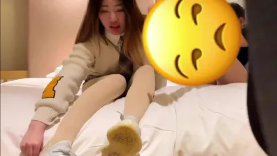 約了個嗲嗲的妹子！小騷貨女上位技術挺不錯的，把哥刺激的不要不要的，忍