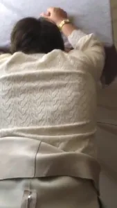 肉絲短髮熟女後入內射 按在桌子上操