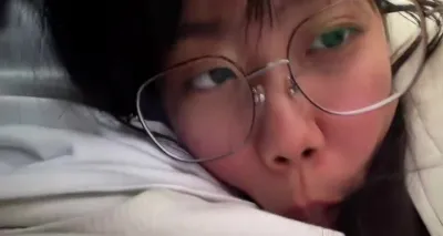 眼鏡妹在計程車上直接吃上了這麼騷的頂級反差婊