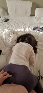 身材超好的少婦穿著瑜伽褲直接後面開洞直接猛操。
